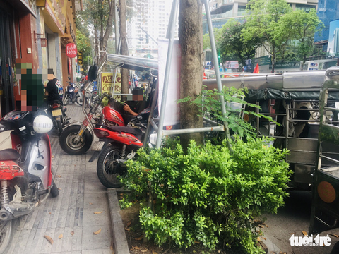 Người thuê cửa hàng khóc nghẹn vì bị đội quân ba gác bao vây, tháo hết tài sản bỏ ra vỉa hè - Ảnh 3. Người thuê cửa hàng khóc nghẹn vì bị đội quân ba gác bao vây, tháo hết tài sản bỏ ra vỉa hè - Ảnh 3.