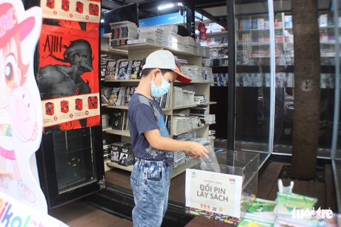 Đổi pin lấy sách, thêm tri thức lại bảo vệ môi trường - Ảnh 1. Đổi pin lấy sách, thêm tri thức lại bảo vệ môi trường - Ảnh 1.