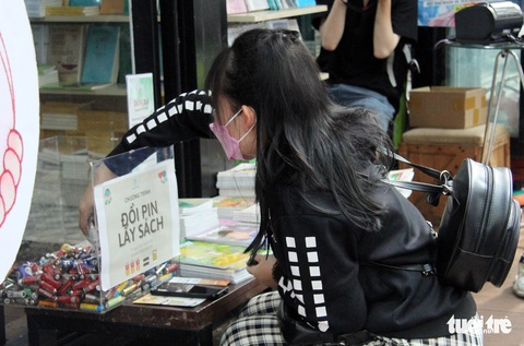 Đổi pin lấy sách, thêm tri thức lại bảo vệ môi trường - Ảnh 2. Đổi pin lấy sách, thêm tri thức lại bảo vệ môi trường - Ảnh 2.