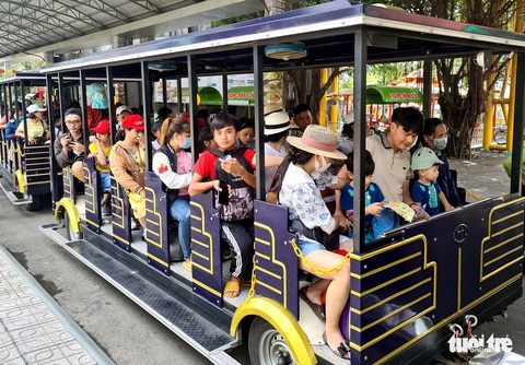 Khách ùn ùn kéo đến khu vui chơi, nhiều người mệt mỏi vì quá đông - Ảnh 12. Khách ùn ùn kéo đến khu vui chơi, nhiều người mệt mỏi vì quá đông - Ảnh 12.