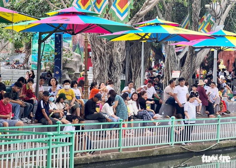 Khách ùn ùn kéo đến khu vui chơi, nhiều người mệt mỏi vì quá đông - Ảnh 11. Khách ùn ùn kéo đến khu vui chơi, nhiều người mệt mỏi vì quá đông - Ảnh 11.