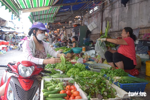 Giá xăng giảm, sao giá cả chưa giảm? - Ảnh 1. Giá xăng giảm, sao giá cả chưa giảm? - Ảnh 1.