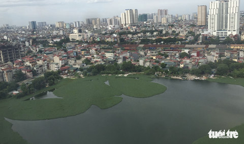 Đầm nước lớn ở Hà Nội bị xâm lấn ngày đêm - Ảnh 1. Đầm nước lớn ở Hà Nội bị xâm lấn ngày đêm - Ảnh 1.