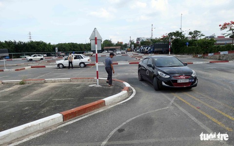 Học lái xe có phần chạy trên cao tốc: Chạy qua đường chợ khó hơn vạn lần - Ảnh 1. Học lái xe có phần chạy trên cao tốc: Chạy qua đường chợ khó hơn vạn lần - Ảnh 1.