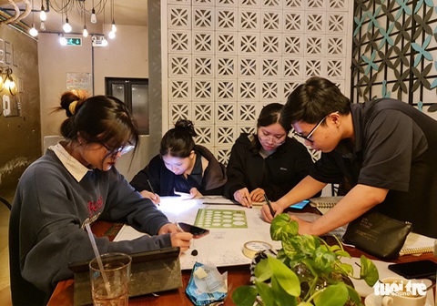 Các bạn trẻ làm gì khi cà phê thâu đêm? - Ảnh 1. Các bạn trẻ làm gì khi cà phê thâu đêm? - Ảnh 1.