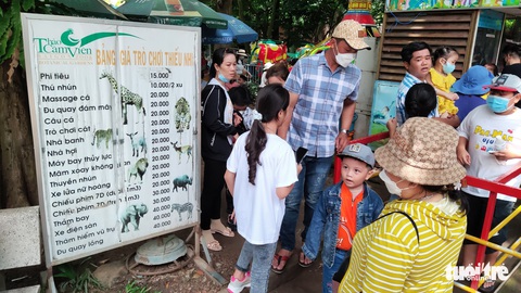 Khách ùn ùn kéo đến khu vui chơi, nhiều người mệt mỏi vì quá đông - Ảnh 10. Khách ùn ùn kéo đến khu vui chơi, nhiều người mệt mỏi vì quá đông - Ảnh 10.