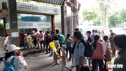 Khách ùn ùn kéo đến khu vui chơi, nhiều người mệt mỏi vì quá đông - Ảnh 2. Khách ùn ùn kéo đến khu vui chơi, nhiều người mệt mỏi vì quá đông - Ảnh 2.