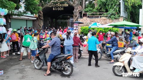 Khách ùn ùn kéo đến khu vui chơi, nhiều người mệt mỏi vì quá đông - Ảnh 1. Khách ùn ùn kéo đến khu vui chơi, nhiều người mệt mỏi vì quá đông - Ảnh 1.