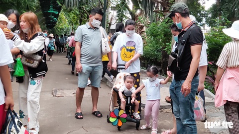Khách ùn ùn kéo đến khu vui chơi, nhiều người mệt mỏi vì quá đông - Ảnh 5. Khách ùn ùn kéo đến khu vui chơi, nhiều người mệt mỏi vì quá đông - Ảnh 5.