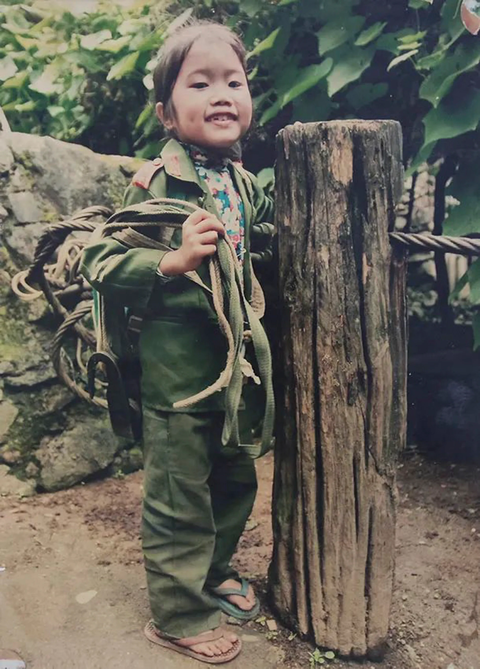 Cô bé đu cáp vượt sông gây chấn động năm xưa giờ thành bác sĩ - Ảnh 2. Cô bé đu cáp vượt sông gây chấn động năm xưa giờ thành bác sĩ - Ảnh 2.