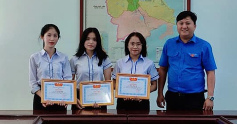Khen thưởng 3 nữ sinh nhặt túi xách có 27 triệu đồng trả lại người mất - Ảnh 1. Khen thưởng 3 nữ sinh nhặt túi xách có 27 triệu đồng trả lại người mất - Ảnh 1.