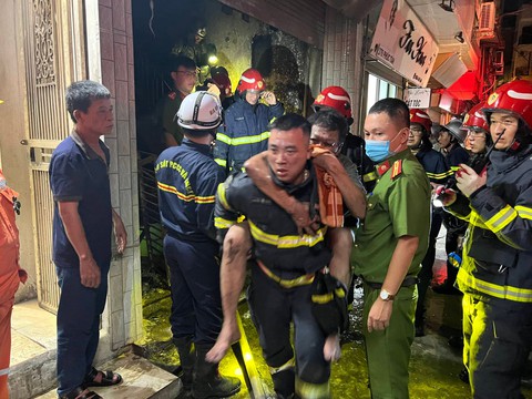 Cứu kịp thời 4 người mắc kẹt trong đám cháy lúc nửa đêm - Ảnh 1. Cứu kịp thời 4 người mắc kẹt trong đám cháy lúc nửa đêm - Ảnh 1.