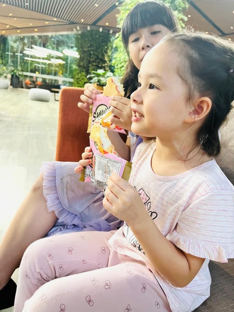 Con gái Lan Phương theo mẹ đến phim trường, gây chú ý vì một chi tiết - Ảnh 4. Con gái Lan Phương theo mẹ đến phim trường, gây chú ý vì một chi tiết - Ảnh 4.