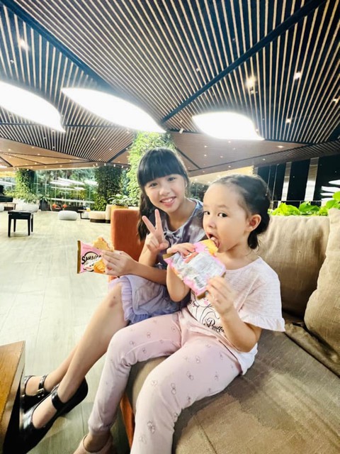 Con gái Lan Phương theo mẹ đến phim trường, gây chú ý vì một chi tiết - Ảnh 3. Con gái Lan Phương theo mẹ đến phim trường, gây chú ý vì một chi tiết - Ảnh 3.