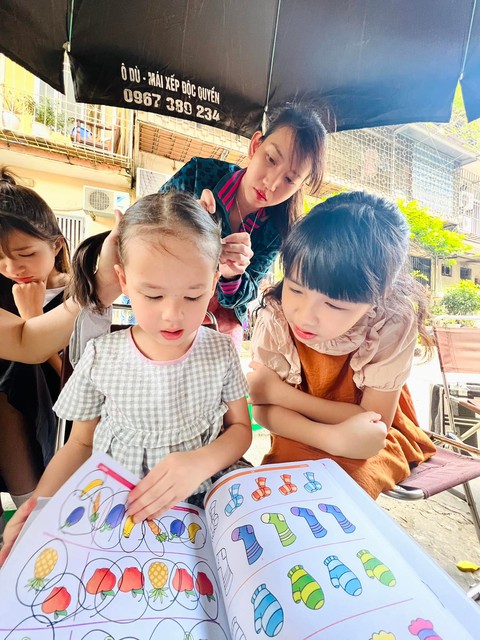 Con gái Lan Phương theo mẹ đến phim trường, gây chú ý vì một chi tiết - Ảnh 2. Con gái Lan Phương theo mẹ đến phim trường, gây chú ý vì một chi tiết - Ảnh 2.