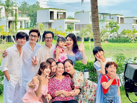 Con gái Lan Phương theo mẹ đến phim trường, gây chú ý vì một chi tiết - Ảnh 1. Con gái Lan Phương theo mẹ đến phim trường, gây chú ý vì một chi tiết - Ảnh 1.