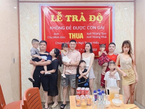 Không có con gái, bố trẻ mở lễ trả độ vì... thua cuộc - Ảnh 1. Không có con gái, bố trẻ mở lễ trả độ vì... thua cuộc - Ảnh 1.