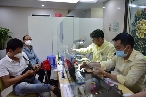Giá vàng thế giới thủng mốc 1.700 USD/oune, trong nước giảm hơn 1 triệu đồng/lượng - Ảnh 1. Giá vàng thế giới thủng mốc 1.700 USD/oune, trong nước giảm hơn 1 triệu đồng/lượng - Ảnh 1.