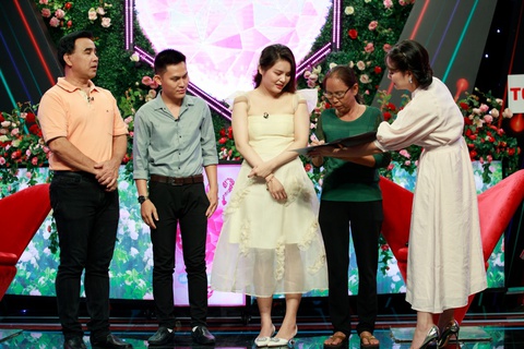 Mẹ chứng kiến con trai kí cam kết hẹn hò với bạn gái hotgirl genZ - Ảnh 6. Mẹ chứng kiến con trai kí cam kết hẹn hò với bạn gái hotgirl genZ - Ảnh 6.