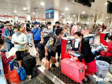 Né đông đúc ở sân bay, khách chi thêm tiền check-in nhanh - Ảnh 1. Né đông đúc ở sân bay, khách chi thêm tiền check-in nhanh - Ảnh 1.