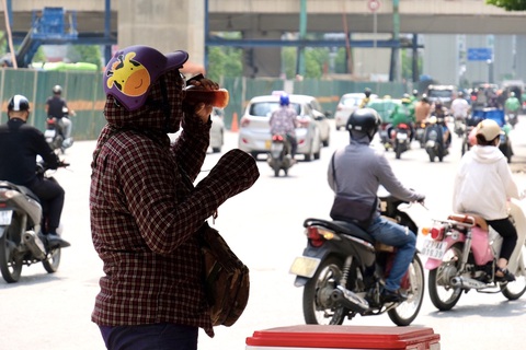 Hà Nội nắng nóng gay gắt, ở đây tặng nước lạnh miễn phí - Ảnh 6. Hà Nội nắng nóng gay gắt, ở đây tặng nước lạnh miễn phí - Ảnh 6.