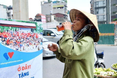 Hà Nội nắng nóng gay gắt, ở đây tặng nước lạnh miễn phí - Ảnh 5. Hà Nội nắng nóng gay gắt, ở đây tặng nước lạnh miễn phí - Ảnh 5.