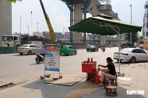 Hà Nội nắng nóng gay gắt, ở đây tặng nước lạnh miễn phí - Ảnh 2. Hà Nội nắng nóng gay gắt, ở đây tặng nước lạnh miễn phí - Ảnh 2.