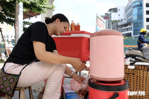 Hà Nội nắng nóng gay gắt, ở đây tặng nước lạnh miễn phí - Ảnh 4. Hà Nội nắng nóng gay gắt, ở đây tặng nước lạnh miễn phí - Ảnh 4.