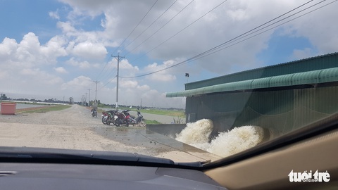 Người dân bức xúc vì hai ông lớn cá tra xả trộm nước thải - Ảnh 2. Người dân bức xúc vì hai ông lớn cá tra xả trộm nước thải - Ảnh 2.