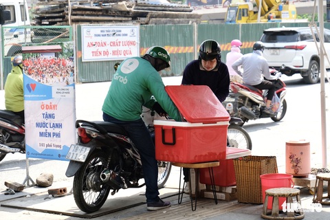 Hà Nội nắng nóng gay gắt, ở đây tặng nước lạnh miễn phí - Ảnh 8. Hà Nội nắng nóng gay gắt, ở đây tặng nước lạnh miễn phí - Ảnh 8.