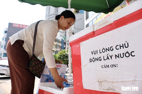 Hà Nội nắng nóng gay gắt, ở đây tặng nước lạnh miễn phí - Ảnh 9. Hà Nội nắng nóng gay gắt, ở đây tặng nước lạnh miễn phí - Ảnh 9.