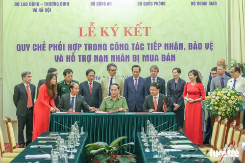 Hỗ trợ chi phí về nước cho nạn nhân bị mua bán, lừa đảo việc nhẹ lương cao sang nước ngoài - Ảnh 3. Hỗ trợ chi phí về nước cho nạn nhân bị mua bán, lừa đảo việc nhẹ lương cao sang nước ngoài - Ảnh 3.