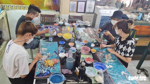 Bí quyết sinh tồn của bách nghệ kinh đô - Kỳ 4: Hồi sinh nghệ thuật pháp lam Huế - Ảnh 1. Bí quyết sinh tồn của bách nghệ kinh đô - Kỳ 4: Hồi sinh nghệ thuật pháp lam Huế - Ảnh 1.