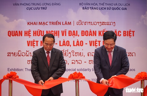 Hiểu hơn về tình hữu nghị Việt - Lào qua triển lãm kỷ niệm 60 năm ngày thiết lập quan hệ ngoại giao - Ảnh 1. Hiểu hơn về tình hữu nghị Việt - Lào qua triển lãm kỷ niệm 60 năm ngày thiết lập quan hệ ngoại giao - Ảnh 1.