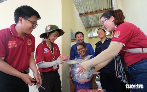 Được gặp người Việt Nam ở đây, chúng tôi rất vui - Ảnh 3. Được gặp người Việt Nam ở đây, chúng tôi rất vui - Ảnh 3.