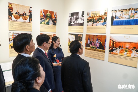 Hiểu hơn về tình hữu nghị Việt - Lào qua triển lãm kỷ niệm 60 năm ngày thiết lập quan hệ ngoại giao - Ảnh 2. Hiểu hơn về tình hữu nghị Việt - Lào qua triển lãm kỷ niệm 60 năm ngày thiết lập quan hệ ngoại giao - Ảnh 2.