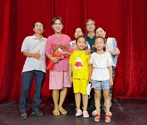 Ảnh vui sao Việt 18/7: Kim Lý tình tứ Hồ Ngọc Hà trên phố Paris - Ảnh 7. Ảnh vui sao Việt 18/7: Kim Lý tình tứ Hồ Ngọc Hà trên phố Paris - Ảnh 7.