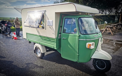 Xe ba bánh ‘tí hon’ Piaggio biến thành nhà di động vừa vặn cho hai người - Ảnh 13. Xe ba bánh ‘tí hon’ Piaggio biến thành nhà di động vừa vặn cho hai người - Ảnh 13.