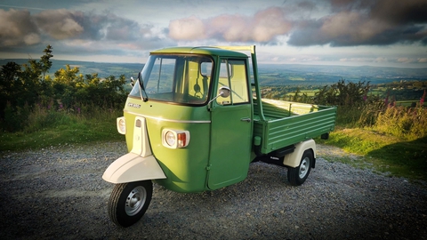 Xe ba bánh ‘tí hon’ Piaggio biến thành nhà di động vừa vặn cho hai người - Ảnh 4. Xe ba bánh ‘tí hon’ Piaggio biến thành nhà di động vừa vặn cho hai người - Ảnh 4.