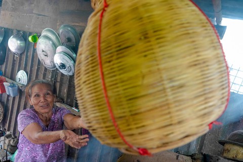 Ốc gác bếp hun khói, ngâm sữa trứng rồi luộc sả chấm cơm mẻ... ngon quên đường về - Ảnh 2. Ốc gác bếp hun khói, ngâm sữa trứng rồi luộc sả chấm cơm mẻ... ngon quên đường về - Ảnh 2.