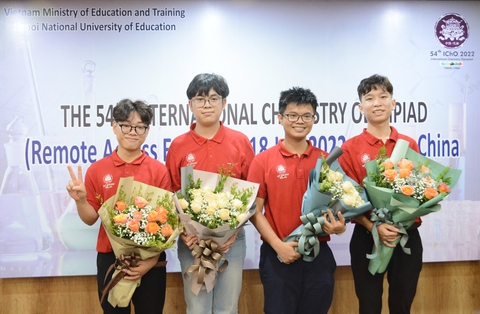 Cả 4 học sinh Việt Nam dự thi Olympic hóa học quốc tế đều giành huy chương vàng - Ảnh 1. Cả 4 học sinh Việt Nam dự thi Olympic hóa học quốc tế đều giành huy chương vàng - Ảnh 1.