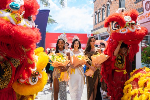 Dàn hoa hậu tham quan, mua sắm tại đại lộ shophouse NovaWorld Ho Tram - Ảnh 2. Dàn hoa hậu tham quan, mua sắm tại đại lộ shophouse NovaWorld Ho Tram - Ảnh 2.