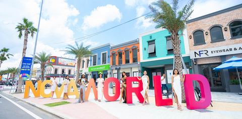 Dàn hoa hậu tham quan, mua sắm tại đại lộ shophouse NovaWorld Ho Tram - Ảnh 1. Dàn hoa hậu tham quan, mua sắm tại đại lộ shophouse NovaWorld Ho Tram - Ảnh 1.