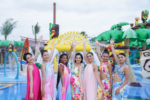 Dàn hoa hậu tham quan, mua sắm tại đại lộ shophouse NovaWorld Ho Tram - Ảnh 7. Dàn hoa hậu tham quan, mua sắm tại đại lộ shophouse NovaWorld Ho Tram - Ảnh 7.