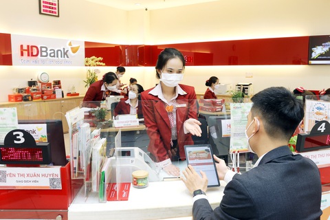 HDBank chuẩn bị chia cổ tức tỉ lệ 25%, ước lợi nhuận 6 tháng vượt kế hoạch - Ảnh 1. HDBank chuẩn bị chia cổ tức tỉ lệ 25%, ước lợi nhuận 6 tháng vượt kế hoạch - Ảnh 1.