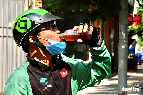Hà Nội nắng nóng gay gắt, ở đây tặng nước lạnh miễn phí - Ảnh 7. Hà Nội nắng nóng gay gắt, ở đây tặng nước lạnh miễn phí - Ảnh 7.