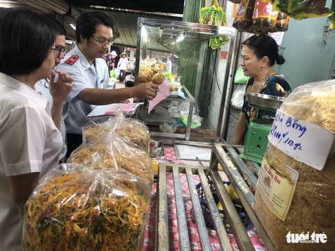 Thực phẩm bẩn: Ai chịu trách nhiệm kiểm soát chất lượng? - Ảnh 1. Thực phẩm bẩn: Ai chịu trách nhiệm kiểm soát chất lượng? - Ảnh 1.