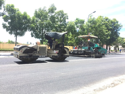 Người dân mưu sinh giữa trời nắng như đổ lửa - Ảnh 1. Người dân mưu sinh giữa trời nắng như đổ lửa - Ảnh 1.