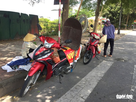 Người dân mưu sinh giữa trời nắng như đổ lửa - Ảnh 3. Người dân mưu sinh giữa trời nắng như đổ lửa - Ảnh 3.