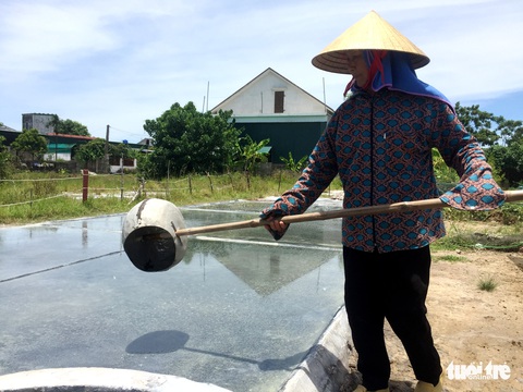 Người dân mưu sinh giữa trời nắng như đổ lửa - Ảnh 5. Người dân mưu sinh giữa trời nắng như đổ lửa - Ảnh 5.